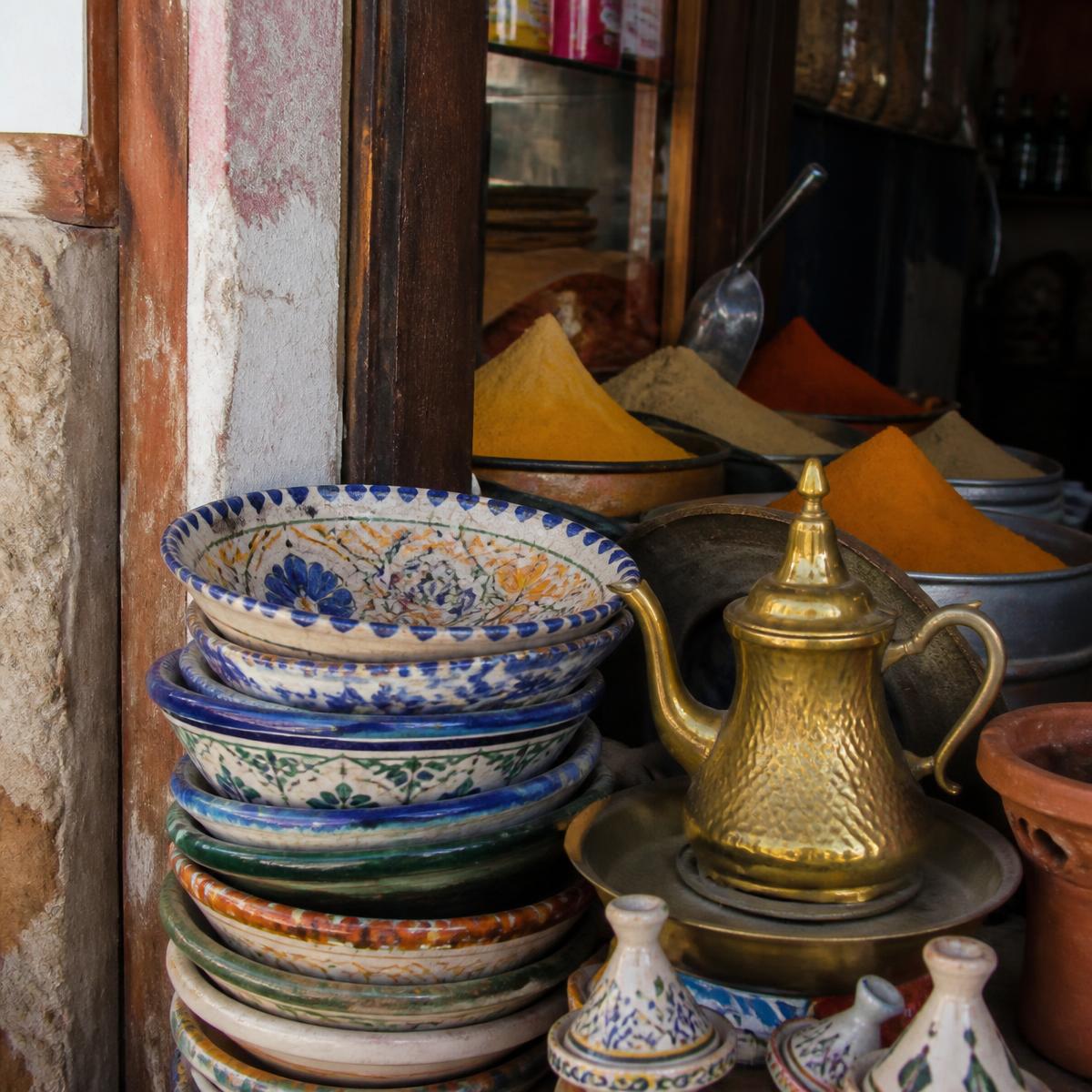 Marrakech interieurdetail met houtsnijwerk en zellige tegels